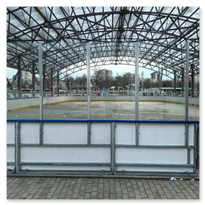 Стальной хоккейный борт: размер 40х20м, радиус закругления 4.5 м<br />Отсеки для запасных и судей<br />Защита зрителей – TG 12 мм<br />Хоккейные ворота<br />ЕКО-Спорт